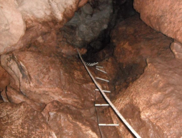 Escalera en el interior de la gruta.jpg